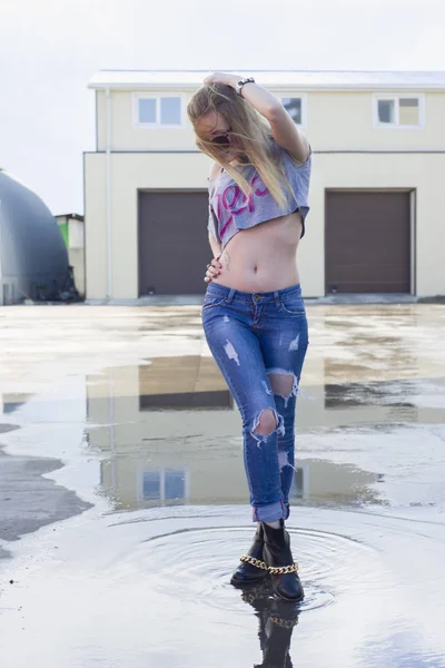 Belle jeune fille posant près du garage . — Photo