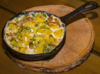 Patates kızarmış yumurta ve yeşil soğan ile.