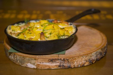 Patates kızarmış yumurta ve yeşil soğan ile.