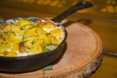 Patates kızarmış yumurta ve yeşil soğan ile.