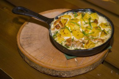 Patates kızarmış yumurta ve yeşil soğan ile.