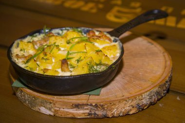 Patates kızarmış yumurta ve yeşil soğan ile.