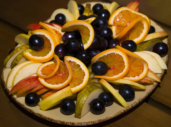 Fruta cortada en rodajas y bellamente servida en bandeja . —  Fotos de Stock