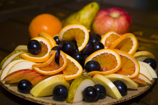 Fruta cortada en rodajas y bellamente servida en bandeja . —  Fotos de Stock