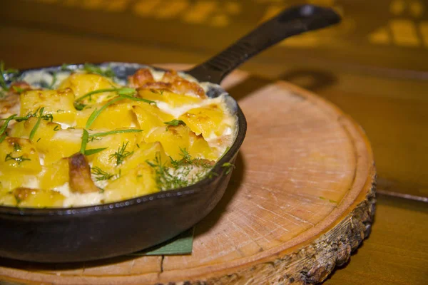 Patates kızarmış yumurta ve yeşil soğan ile.