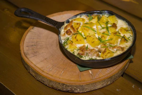 Patates kızarmış yumurta ve yeşil soğan ile.