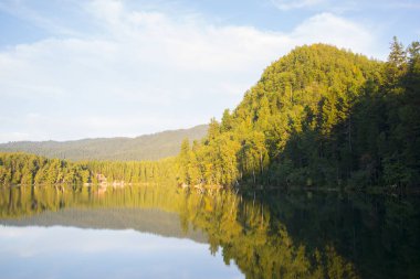Orman Gölü su ayna olarak düzgün.