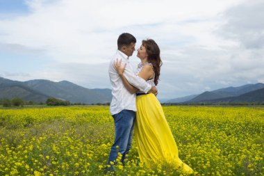 Aşıklar tutkuyla birbirinize sarılın.