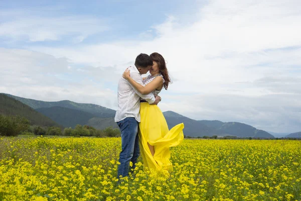 Les amants s'embrassent passionnément . — Photo