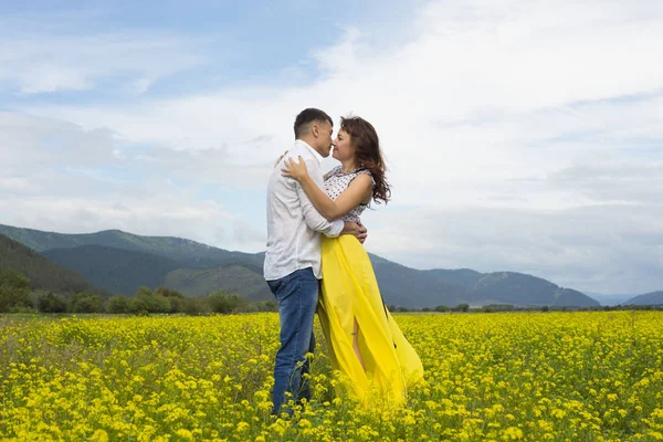 Älskande omfamna passionerat varandra. — Stockfoto