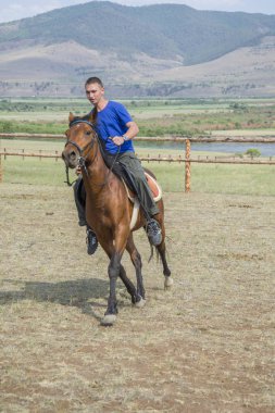Genç bir adam vahşi Mustang yarış.