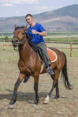 Genç bir adam vahşi Mustang yarış.