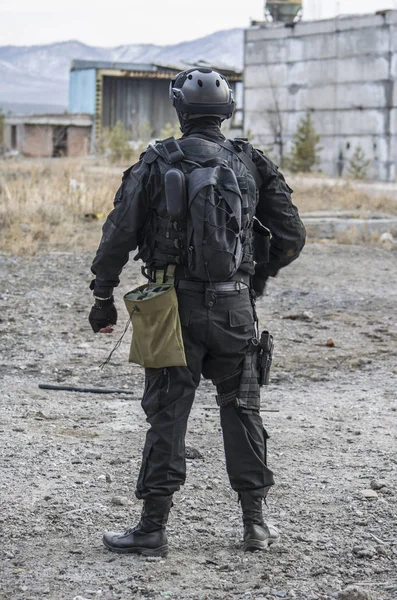 Ryska specialstyrkor utbildning på ett militärt övningsfält. — Stockfoto