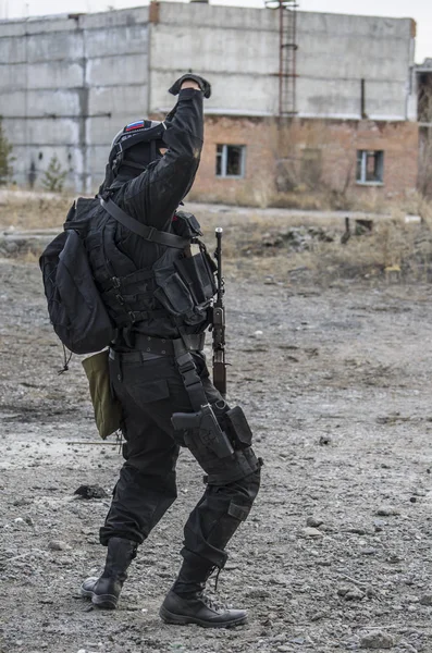 Fuerzas especiales rusas entrenando en un campo de entrenamiento militar . — Foto de Stock