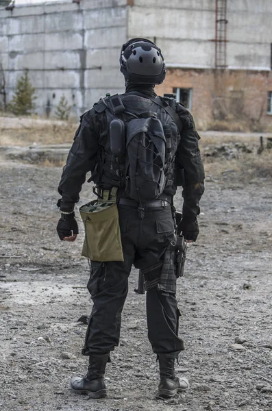 Fuerzas especiales rusas entrenando en un campo de entrenamiento militar . — Foto de Stock