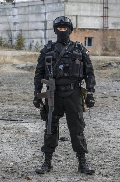 Forças especiais russas treinando em um campo de treinamento militar . — Fotografia de Stock