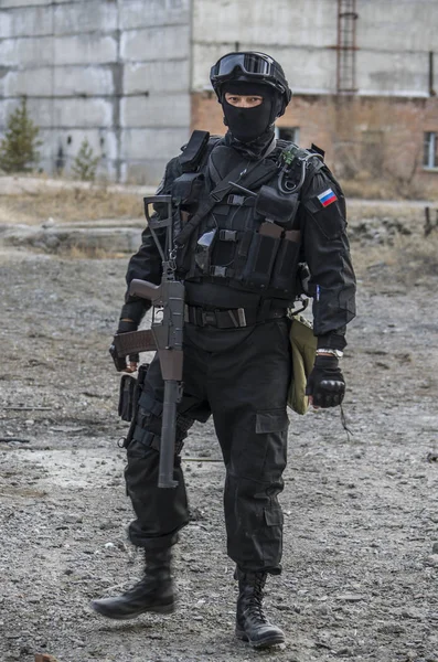 Fuerzas especiales rusas entrenando en un campo de entrenamiento militar . — Foto de Stock