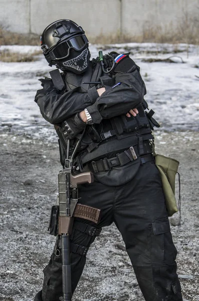 Forças especiais russas treinando em um campo de treinamento militar . — Fotografia de Stock