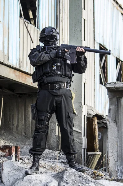 Fuerzas especiales rusas entrenando en un campo de entrenamiento militar . — Foto de Stock