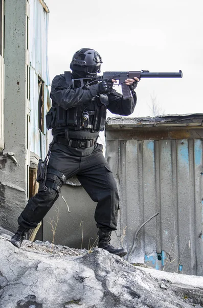 Fuerzas especiales rusas entrenando en un campo de entrenamiento militar . — Foto de Stock