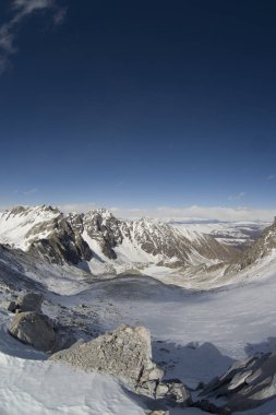 Doğu Sayan Dağları'nın görkemli dağ zirveleri.