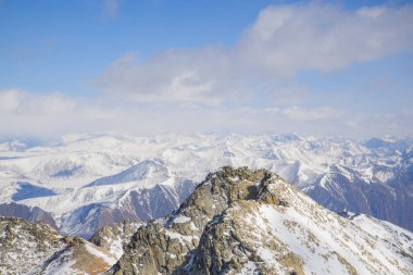 Doğu Sayan Dağları'nın görkemli dağ zirveleri.