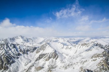 Doğu Sayan Dağları'nın görkemli dağ zirveleri.