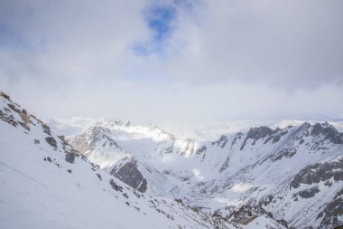 Doğu Sayan Dağları'nın görkemli dağ zirveleri.