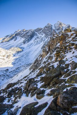 En yüksek noktası Sayan dağlar mount Munku-Sardyk olduğunu.