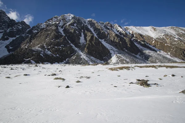 東サヤン山脈の雄大な山ピーク. — ストック写真