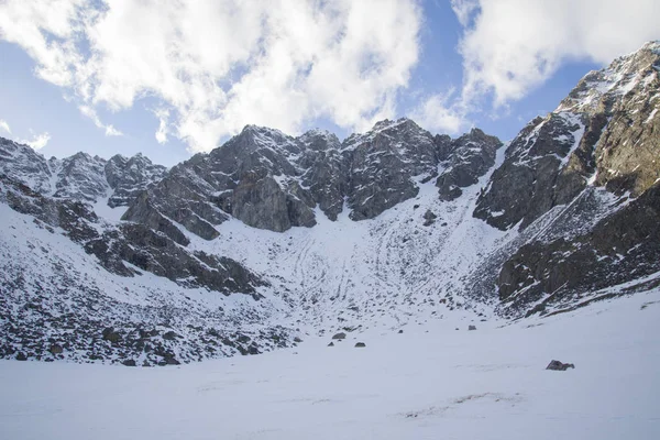 Les sommets majestueux des montagnes de Sayan oriental . — Photo