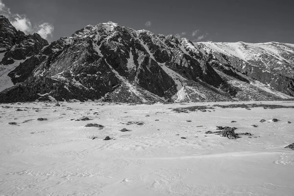 東サヤン山脈の雄大な山ピーク. — ストック写真