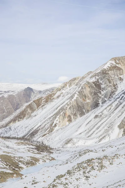 Los majestuosos picos montañosos de las montañas del este de Sayan . —  Fotos de Stock