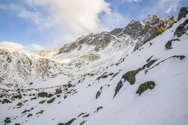 Le maestose cime delle montagne del Sayan orientale . — Foto Stock