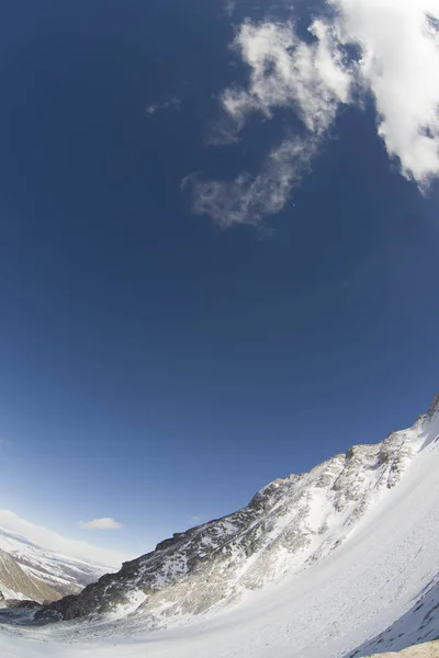 Le maestose cime delle montagne del Sayan orientale . — Foto Stock