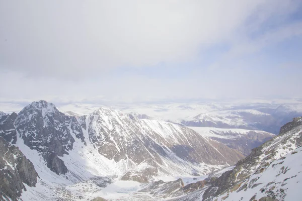 De majestätiska bergstopparna av östra Sayan bergen. — Stockfoto