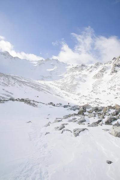 Le maestose cime delle montagne del Sayan orientale . — Foto Stock