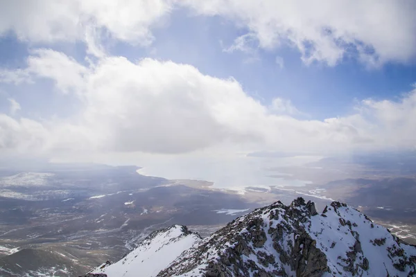 Uma vista do lago Hovsgol do topo do monte Munch-Sardyk . — Fotografia de Stock