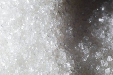 Beyaz şeker masada dağınık.