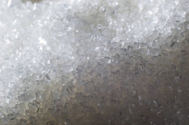 Beyaz şeker masada dağınık.