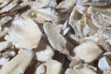 Yulaf masanın üzerine dağılmış. Fotoğrafı yakın çekim kiraz kuşu.