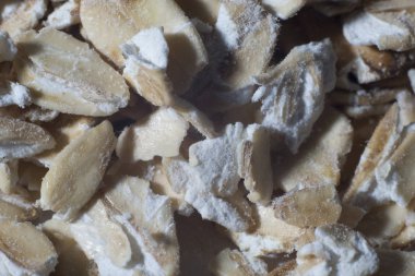 Yulaf masanın üzerine dağılmış. Fotoğrafı yakın çekim kiraz kuşu.