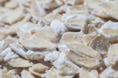 Yulaf masanın üzerine dağılmış. Fotoğrafı yakın çekim kiraz kuşu.