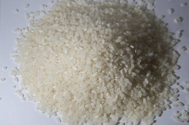 Beyaz pirinç masaya dağınık.