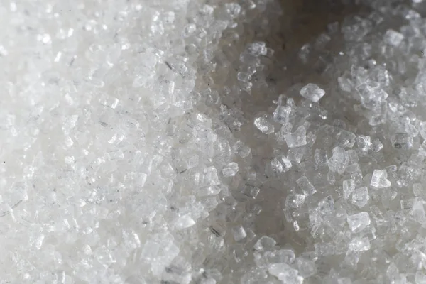 Beyaz şeker masada dağınık.