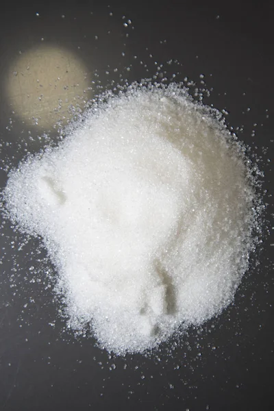 Azúcar blanco esparcido en la mesa . — Foto de Stock