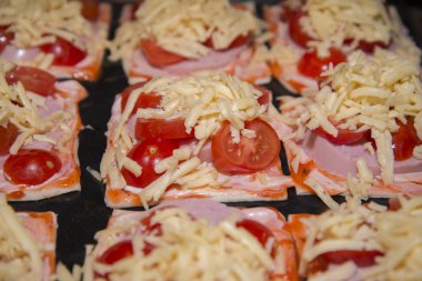 Hızlı mini pizza pişirme için hazır.