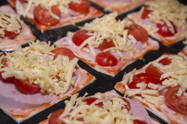 Hızlı mini pizza pişirme için hazır.