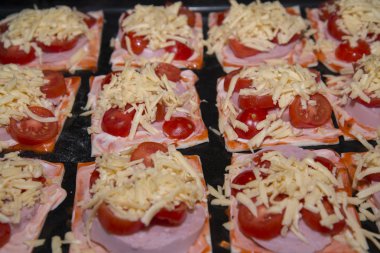 Hızlı mini pizza pişirme için hazır.