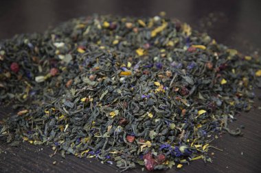 Bir tabloda Çin yeşil çay dağınık.